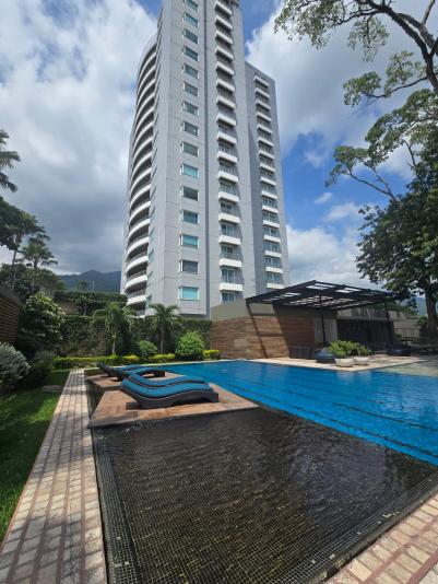 Precioso apartamento en Torre 325, zona exclusiva. Detalle: 360 Mtrs de construcci&oacute;n, recibidor, 2 salas, 3 habitaciones cada una con ba&ntilde;o y walkin closet , cuarto de servidumbre, cuarto de lavander&iacute;a , 2 parqueos bajo techo Amenidades: 2 &aacute;reas sociales con piscina, cancha de f&uacute;tbol, gym y Sauna. Precio