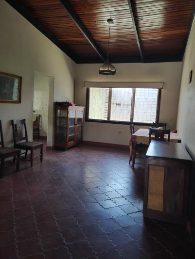 Area de terreno: 615m² = 882.07v², 200m² aprox. de construcci&oacute;n. Sala, comedor, cocina con mueble, 4 habitaciones con closets de madera de color, 2 ba&ntilde;os, 2 armarios para ropa blanca, cuarto de servidumbre, lavandero con 2 dep&oacute;sitos de agua, garage para 2 veh&iacute;culos. Amplios ambientes y amplia &aacute;rea verde. Todos los servicios b&aacute;sicos.