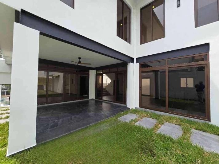 SE VENDE MODERNA CASA NUEVA EN MERENDON HILLS