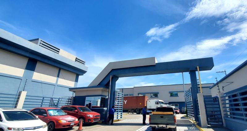 Oportunidad de Inversi&oacute;n: Ofi-Bodega Premium en el Segundo Anillo de Circunvalaci&oacute;n, S.P.S. Presentamos una oferta excepcional para inversionistas en busca de maximizar su capital. Esta Ofi-Bodega, con un total de 592 metros cuadrados (333 metros de bodega), se encuentra en una ubicaci&oacute;n estrat&eacute;gica que facilita el transporte y la distribuci&oacute;n. Caracter&iacute;sticas Destacadas: Altura: 6 metros, ideal para operaciones log&iacute;sticas. -And&eacute;n de carga para optimizar la log&iacute;stica de entrada y salida. -Energ&iacute;a Trif&aacute;sica, garantizando un suministro el&eacute;ctrico eficiente. -Generador de energ&iacute;a el&eacute;ctrica en el parque industrial, asegurando continuidad operativa. -Aislante de calor para un ambiente de trabajo confortable y eficiente. -Seguridad 24 horas con muro perimetral, brindando tranquilidad a sus operaciones. Ventajas Competitivas: Dise&ntilde;o vers&aacute;til, adecuado para diversas actividades comerciales. Ubicaci&oacute;n en ejes viales clave, facilitando el acceso a mercados locales y regionales. Infraestructura optimizada para maximizar la operatividad y eficiencia empresarial. Precio: