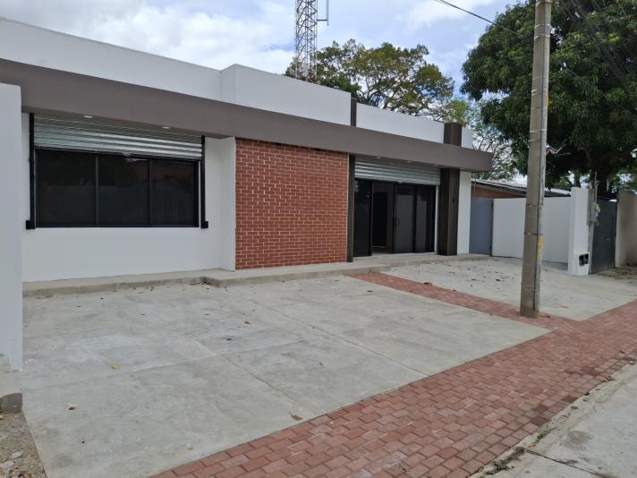 Amplio local nuevo con estrat&eacute;gica ubicaci&oacute;n y gran accesibilidad a dos cuadras de Bulevar Los Pr&oacute;ceres en uno de los sectores de mayor crecimiento comercial y de servicios en la ciudad, ideal para oficinas, consultorios, sector comercial, restaurant... cuenta con un &aacute;rea &uacute;til de 128 m2 internos, 211 m2 de construcci&oacute;n en total, incluye amplia &aacute;rea lateral de labores y estacionamiento frontal. Puertas y ventanas de vidrio, cortinas met&aacute;licas, techo insulado con protecci&oacute;n t&eacute;rmica, etc. Precio U.S.$ 12.50 metro cuadrado. Ll&aacute;menos para m&aacute;s informaci&oacute;n.