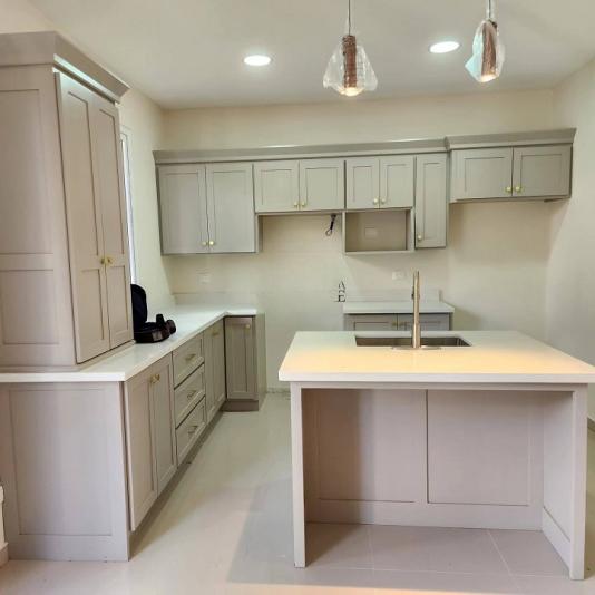 Consta de parqueo techado para 2 veh&iacute;culos Sala, comedor, cocina con muebles e isla 3 habitaciones con closets y walking closets 2.5 ba&ntilde;os, lavander&iacute;a, bodeguita bajo las gradas climatizada todas las &aacute;reas, calentador de agua.