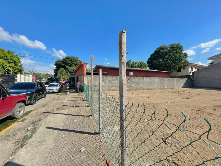 Terreno San Jos&eacute; de Sula. Calle con port&oacute;n de seguridad. &Aacute;rea de terreno 492 v2. Colindancias : Norte : 24.99 metros. Sur : 25.04 metros. Oeste: 15 metros. Este: 12.50 metros (frente a calle) - Precio $93,750
