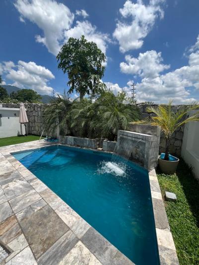 Casa ubicada en Prados de Jaragua Nuevo - Precio.:$539,000 Levemente negociable. Medidas: 486 Vr2 de terreno, 340 mtrs de construccion. Consta de : Primer Nivel: Sala, comedor, cocina, lavander&iacute;a interna, estudio con ba&ntilde;o completo , medio ba&ntilde;o para visitas. Segundo Nivel: Sala familiar, 4 Habitaciones c/u con su ba&ntilde;o, Area social con piscina, Garage Techado para 2 Veh&iacute;culos.