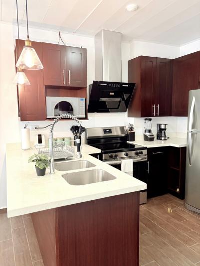 Condominio en Venta – Fontana de la Arboleda, San Pedro Sula Precio $218,000 (negociables) En una ubicaci&oacute;n privilegiada de la ciudad, este condominio te brinda el equilibrio ideal entre comodidad, dise&ntilde;o y plusval&iacute;a. Una excelente opci&oacute;n para vivir o hacer crecer tu inversi&oacute;n. Consta de: 2 Habitaciones Cocina equipada Comedor Sala amplios 1 ba&ntilde;o completo Cl&oacute;set de blancos Entrega llave en mano Amenidades de primer nivel: Piscina,Gimnasio, Rooftop con vista &Aacute;rea social, Juegos para ni&ntilde;os, Pet friendly. Parqueo privado, Seguridad 24/7 Agend&aacute; tu visita hoy!! Invert&iacute; o viv&iacute; en un espacio que lo tiene todo.